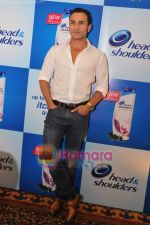 Saif Ali Khan at a promotional Head and Shoulders event on 10th Aug 2010 (67).JPG